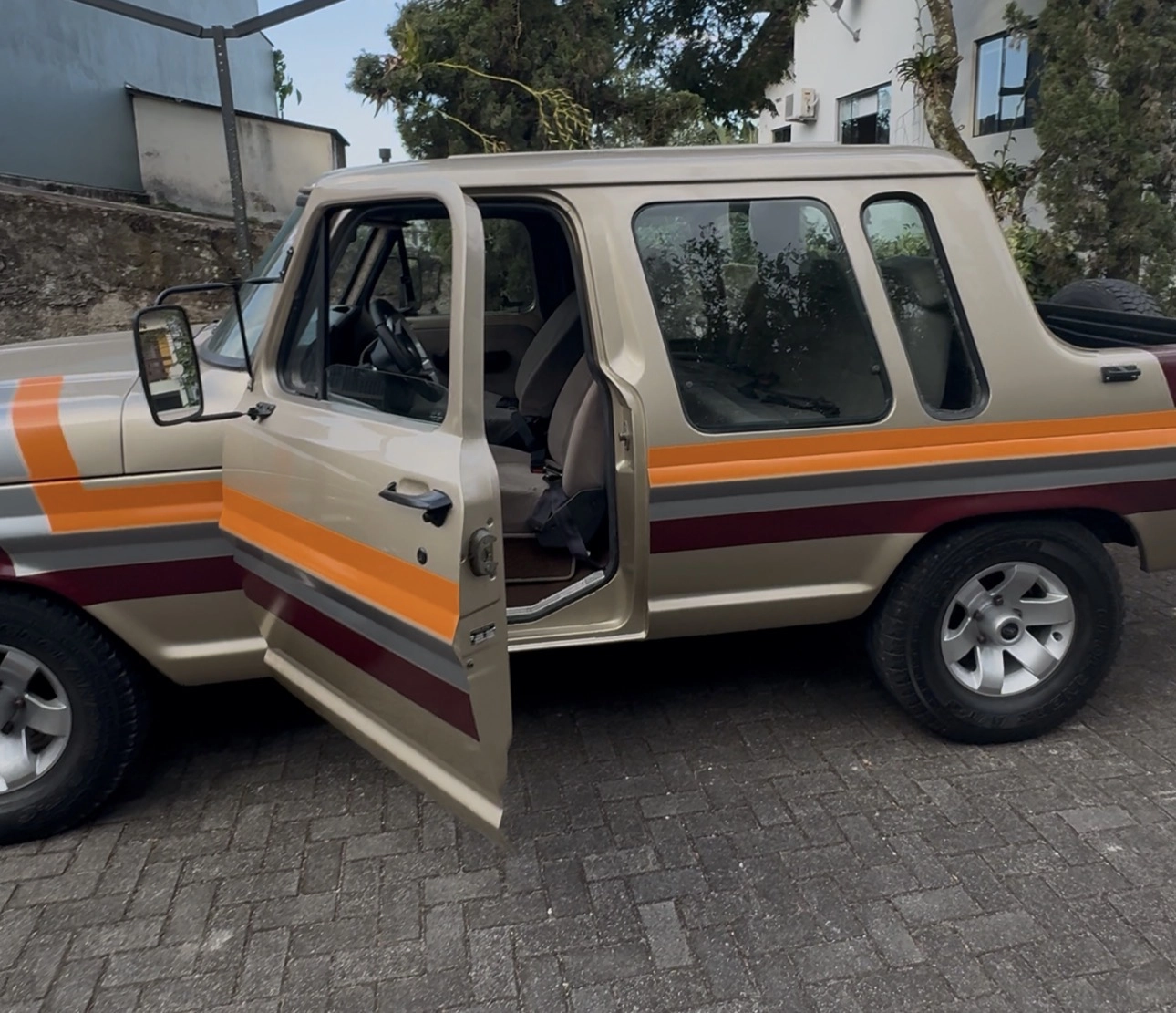 F1000 lateral com porta aberta