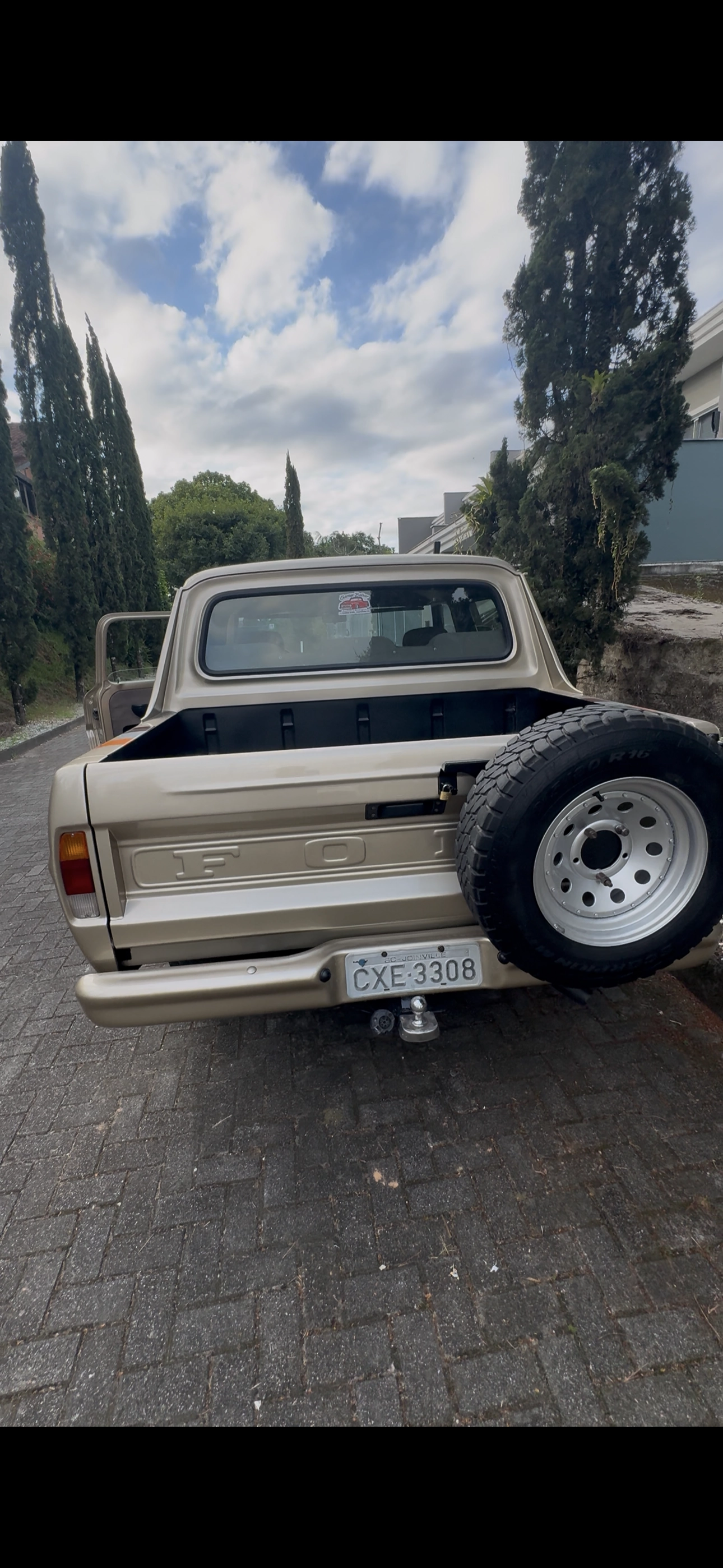 F1000 vista traseira