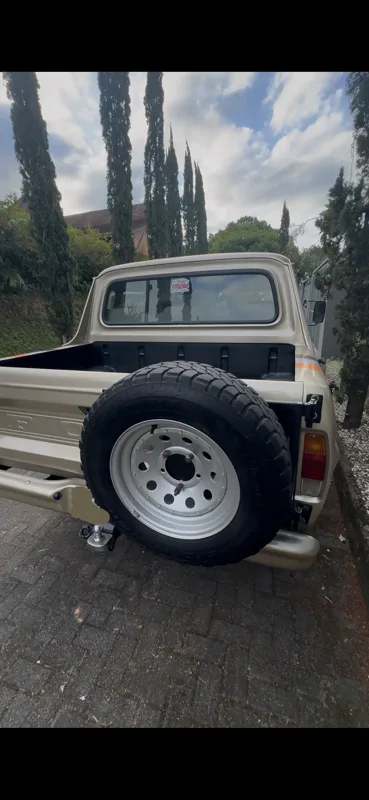 F1000 caçamba lateral