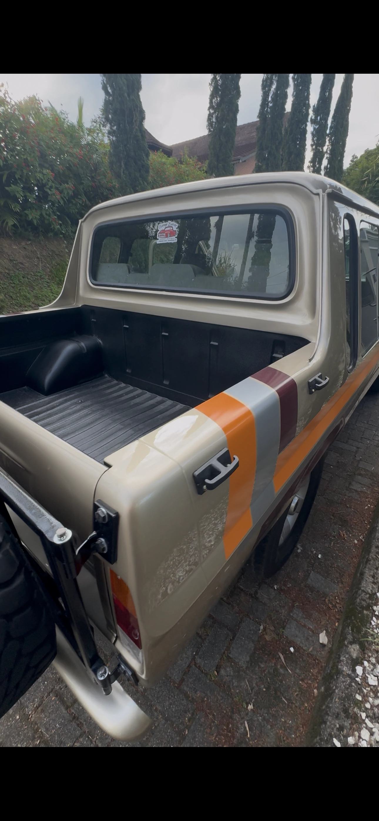 F1000 traseira com ciprestes